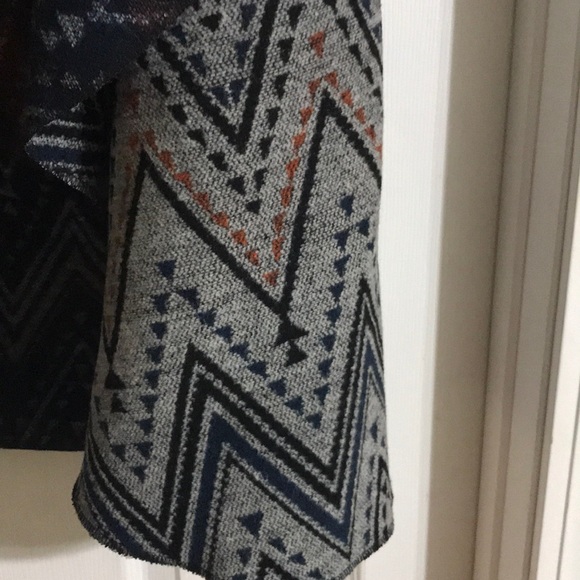 Beautiful Patterned Open-Front Vest - Picture 3 of 8